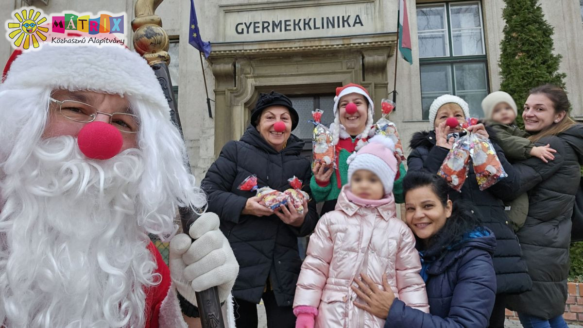 Bohócdoktorok a gyermekklinikán, a gyógyuló kis betegeknél
