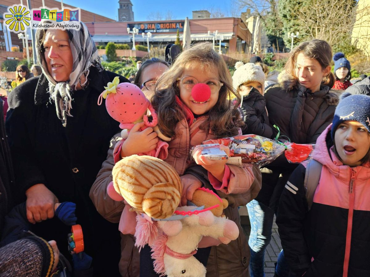 Karácsony: bohócdoktor támogatással gyermekek ezrei kaptak ajándékot