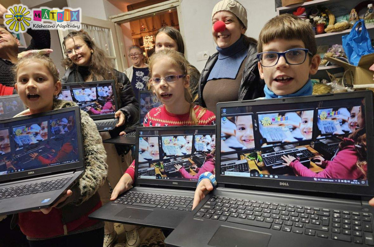 Számítógépeket kaptak jól tanuló gyermekek