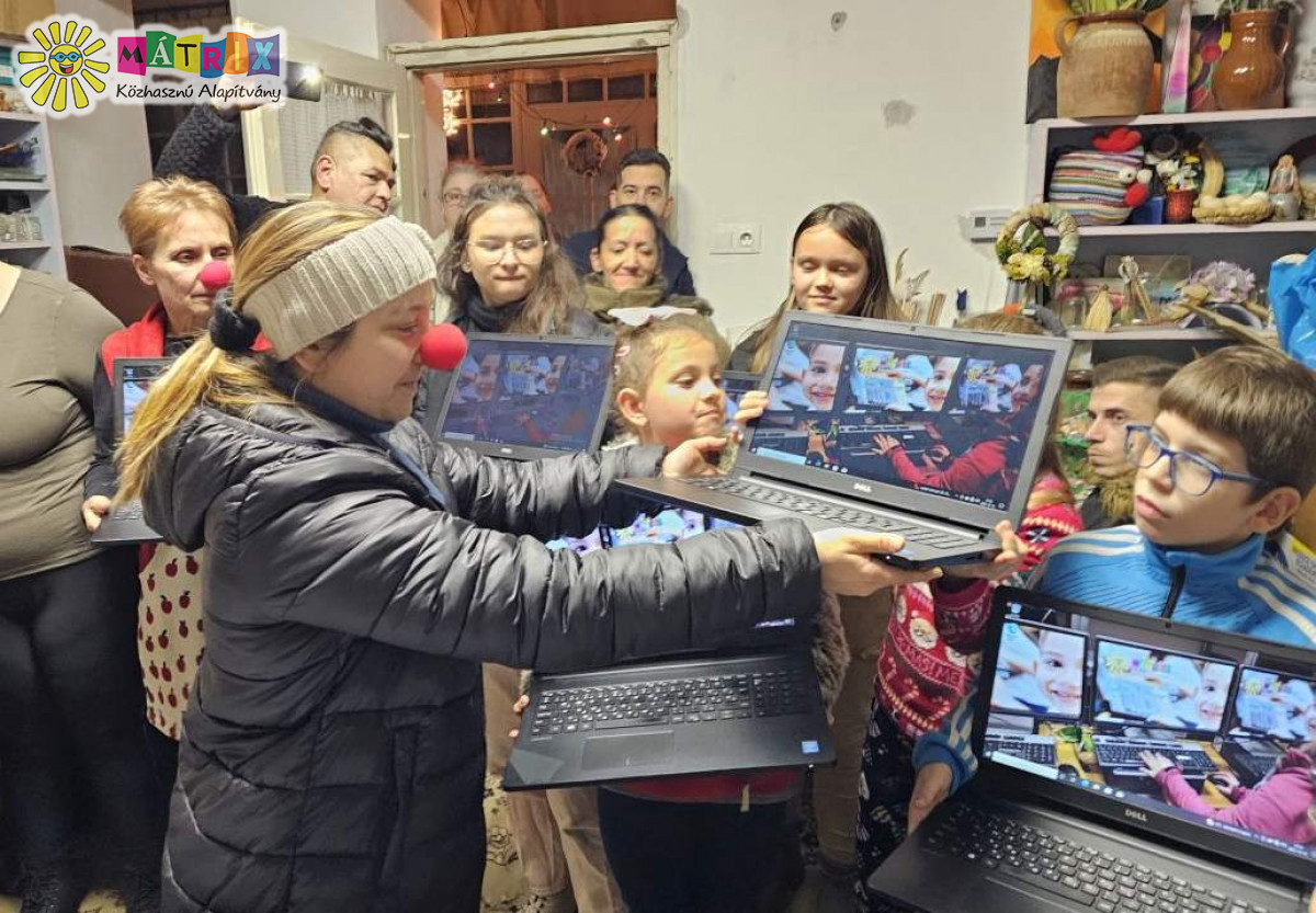 Számítógépeket kaptak jól tanuló gyermekek