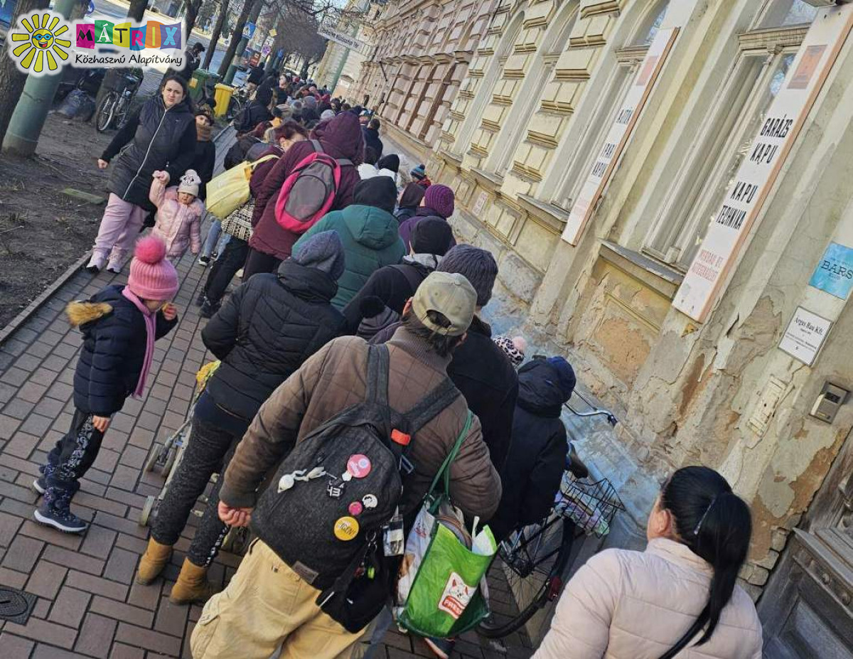 Ételosztás a bohócdoktorokkal, 600 család támogatása