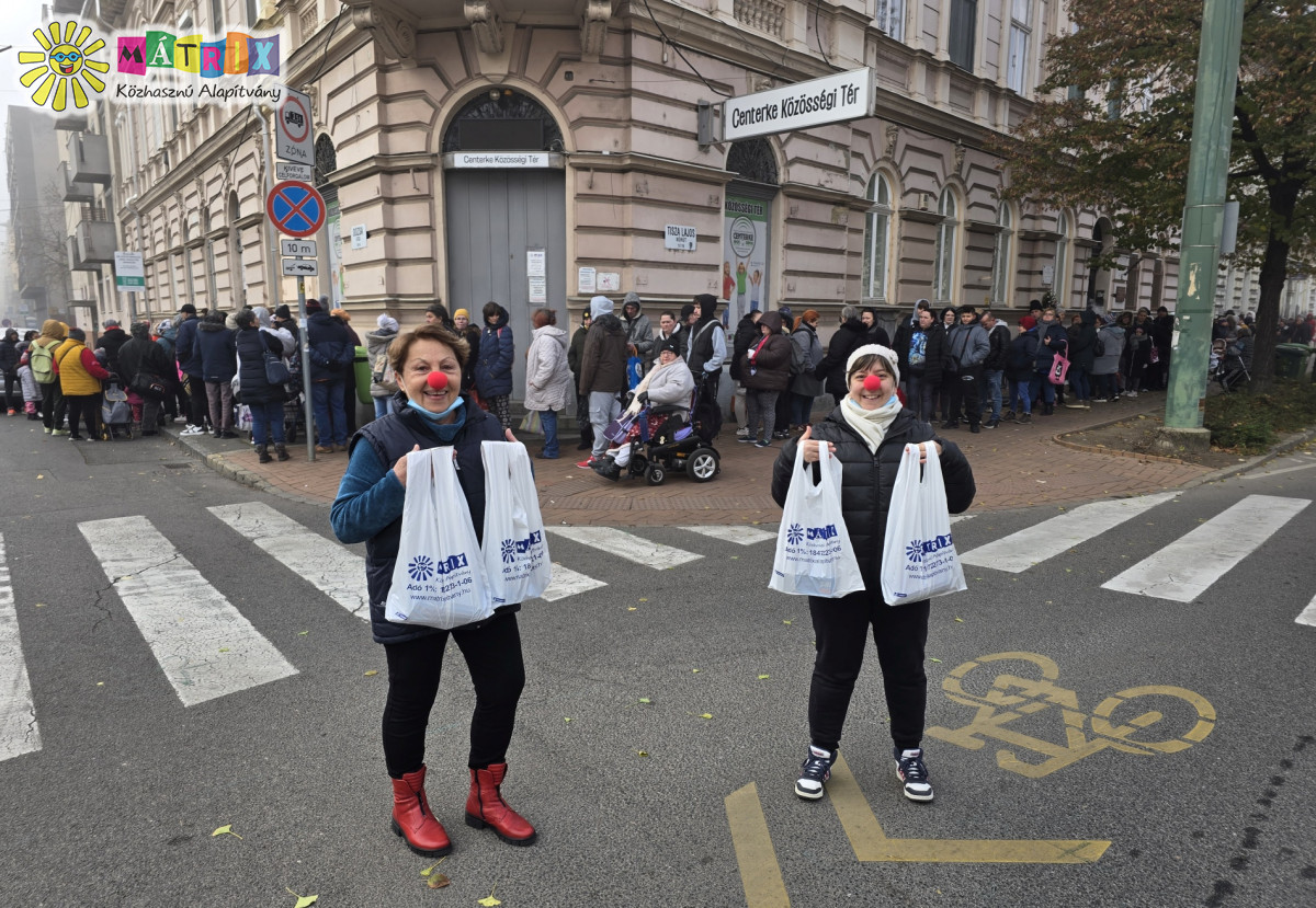 Bohócdoktorok újabb 600 családot támogattak élelmiszercsomagokkal