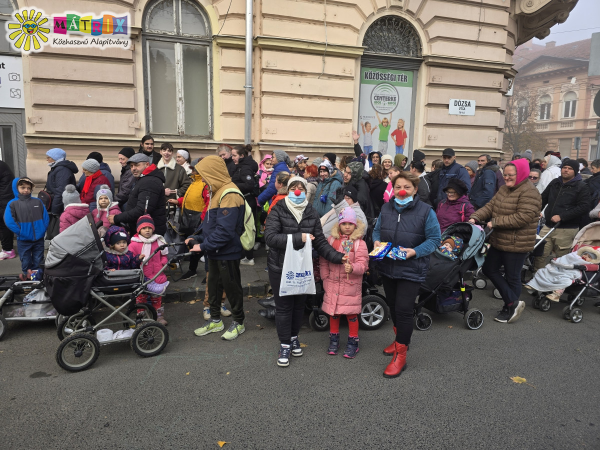 Bohócdoktorok újabb 600 családot támogattak élelmiszercsomagokkal