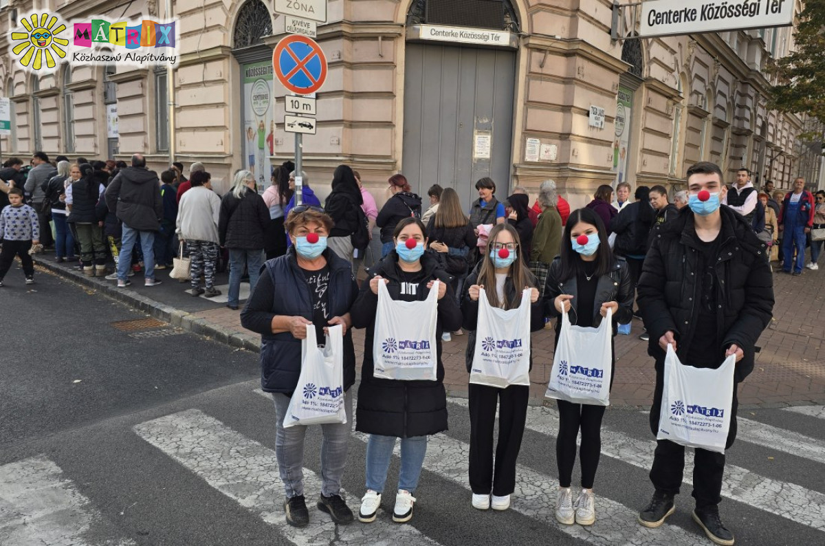 Bohócdoktorok segítették az élelmiszerosztást