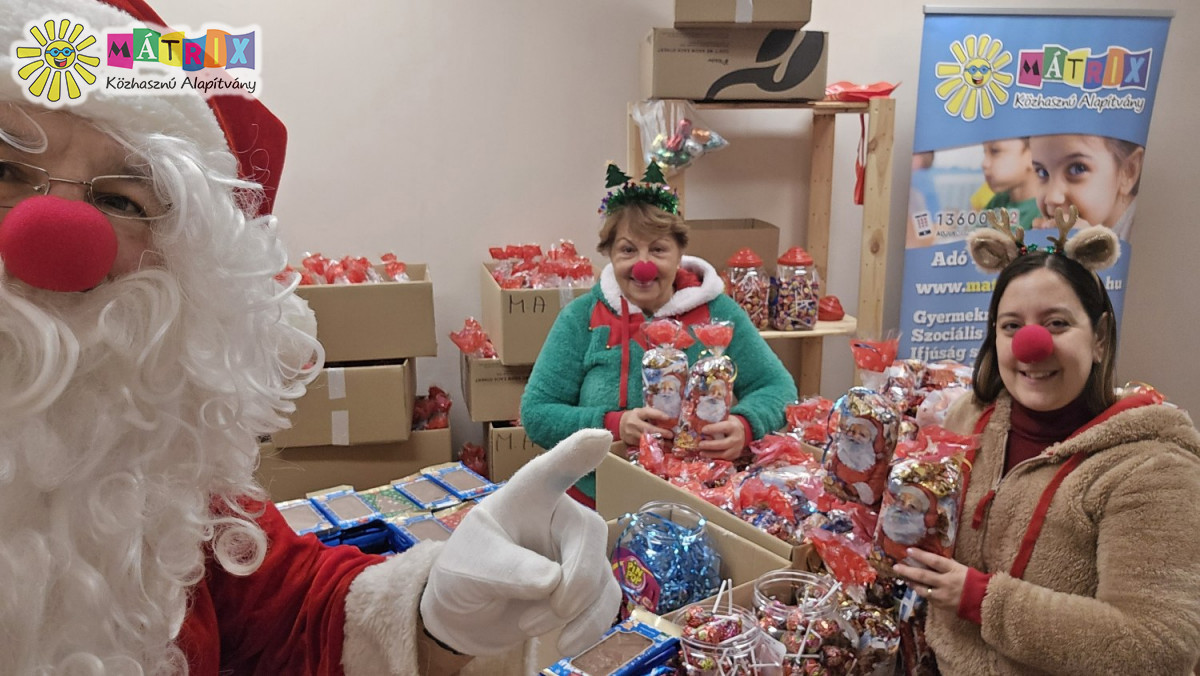 Bohócdoktor Mikulás - ezer nélkülöző kisgyermekhez jut finomság