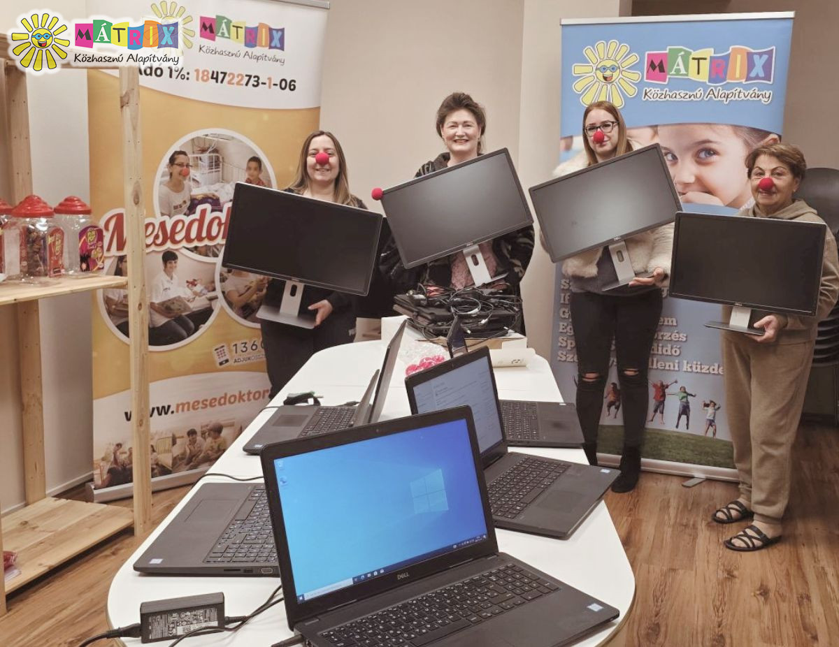 Bohócdoktoroktól adták át a monitorokat