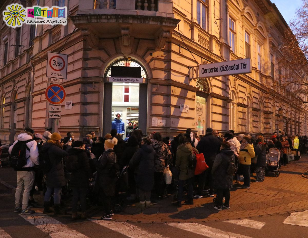 Bohócdoktorok nagyüzemben: Élelmiszer csomagot kapott 600 család