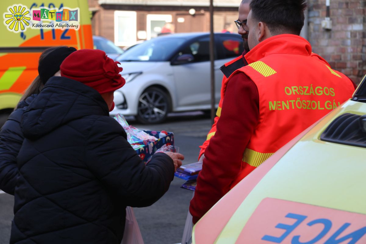Bohócdoktorok vitték a Mentőknek a Szeretetcsokit