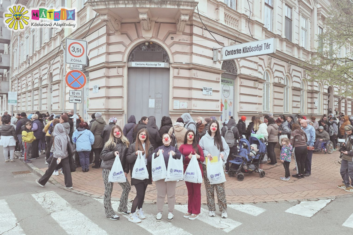 Bohócdoktorok élelmiszercsomagokkal várták a Családokat