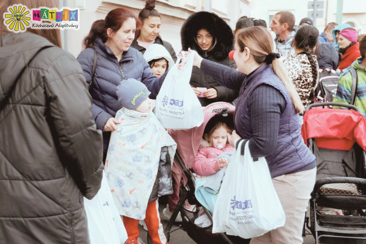 Bohócdoktorok élelmiszercsomagokkal várták a Családokat