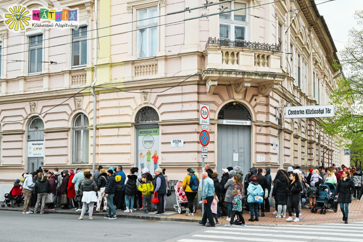 Bohócdoktorok élelmiszercsomagokkal várták a Családokat