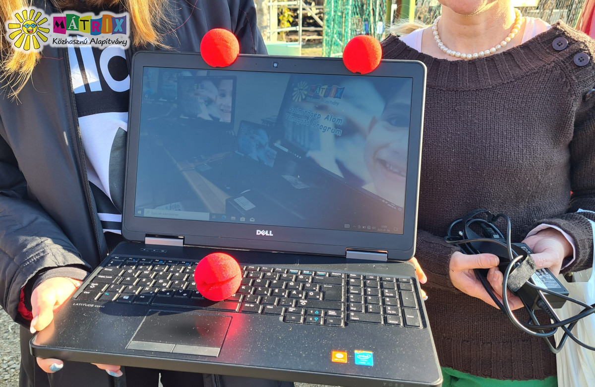 Lakástűz károsult gyermekek bohócdoktoroktól kaptak laptopot