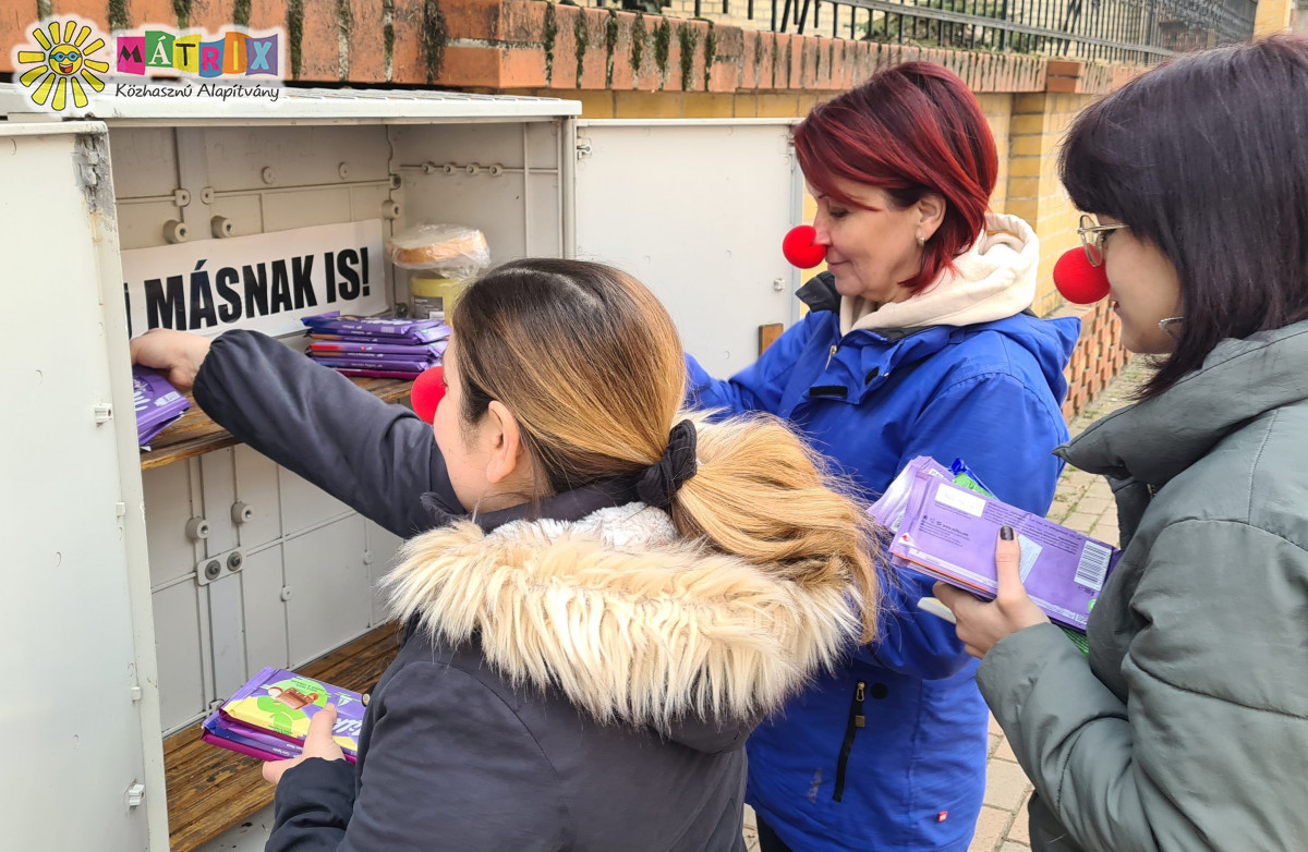 Bohócdoktorok étel adománnyal segítik a legszegényebbeket