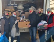 Bohócdoktorok adománycsomagokkal segítik a háborúból menekülő ukrajnai kisgyermekeket