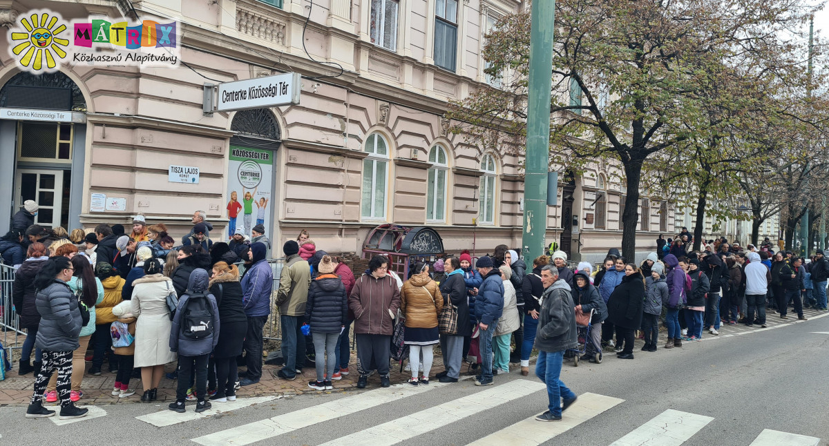 Támogatottak, ételosztás a bohócdoktorokkal