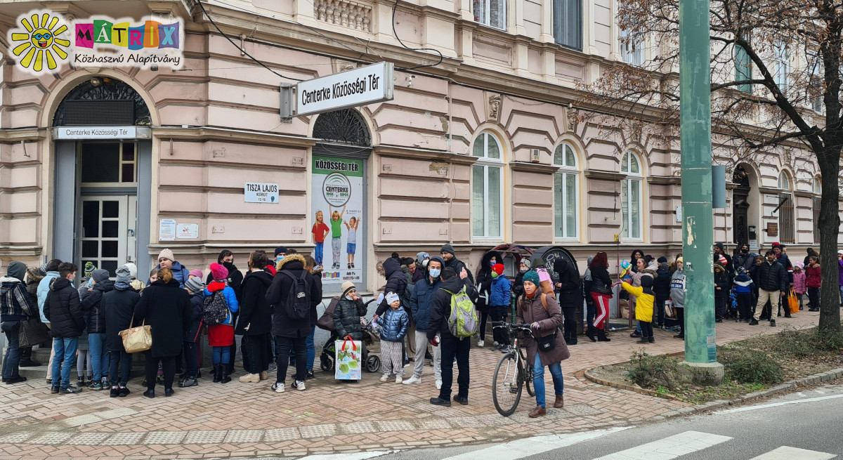 Adománykérők a bohócdoktorokra várva