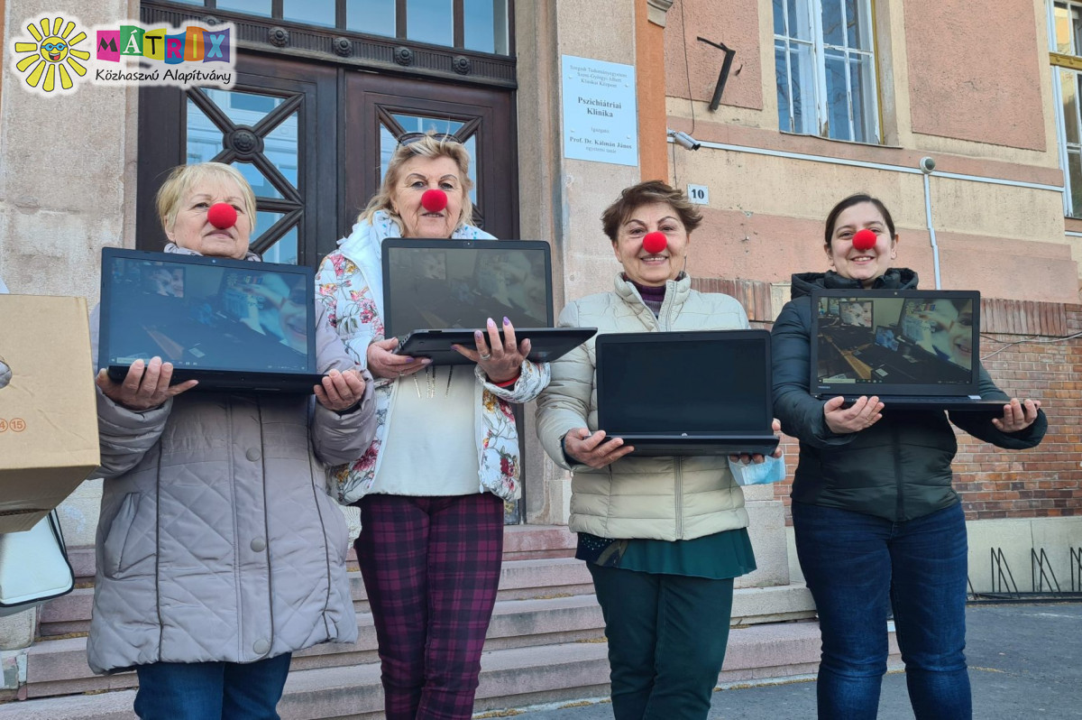 Bohócdoktorok vitték a számítógépeket a kórházba