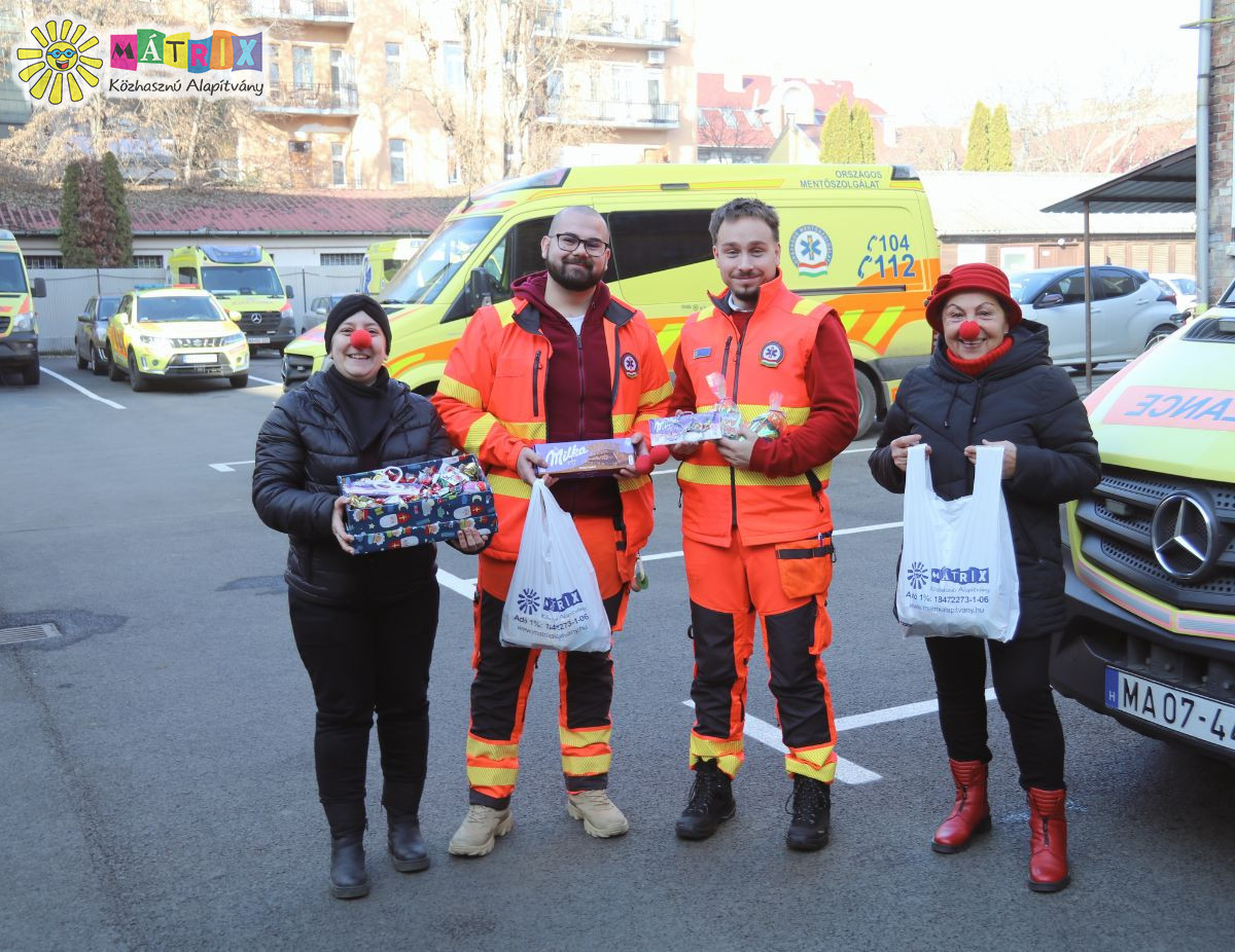 Bohócdoktorok vitték a mentősöknek a szeretetcsokit