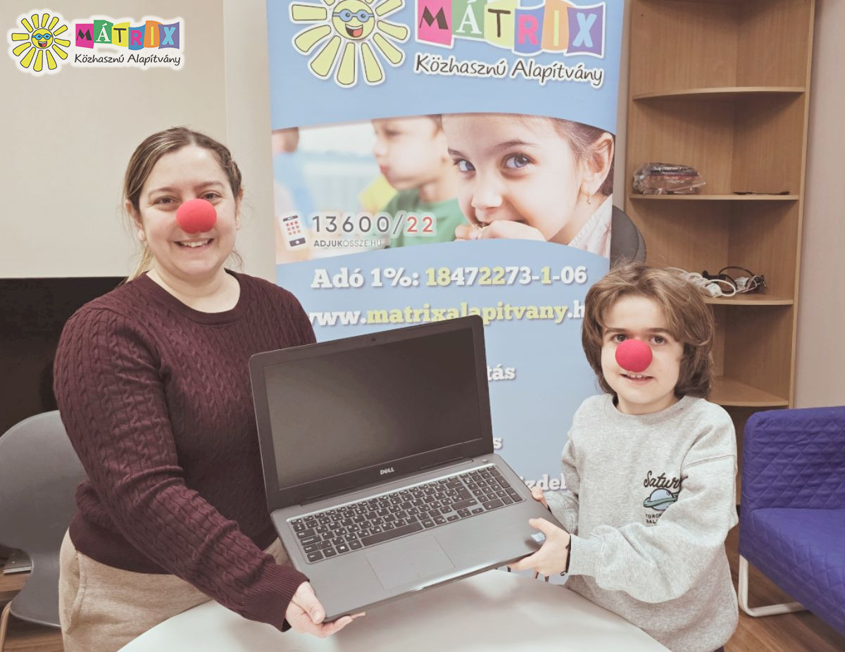 Bohócdktoroktól kapta meg Mirkó a laptopot