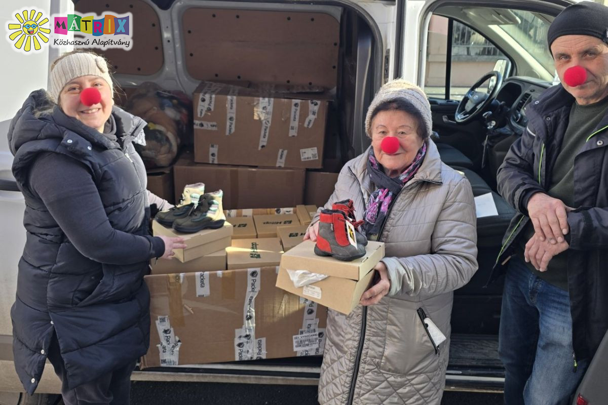 Gyermekek támogatása - Bohócdoktor cipőosztás