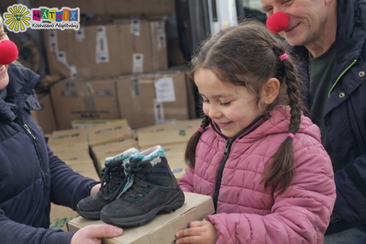 Bohócdoktorok cipővel kedveskedtek 350 kisgyermeknek